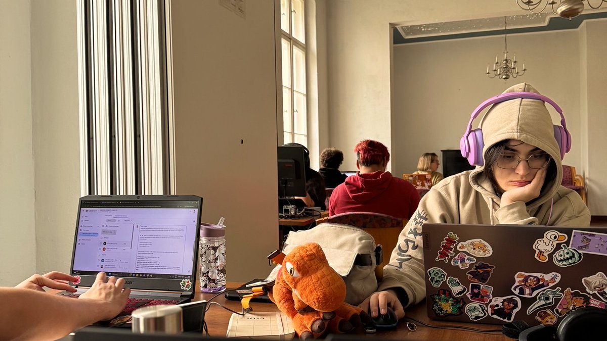 Hi! We´re Remulla and we are participating in The Rabbit, an indie game creative residency in Brandenburg with our game 🦖KACHIN!🦖  

A cozy narrative driven simulation game about running your own T-shirt shop while escaping from your past as a mobster 

<a href="/TheRabbitGames_/">TheRabbitGames</a>