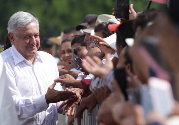 López Obrador rompe 14 meses de silencio con libro y gira nacional

El expresidente Andrés Manuel López Obrador, que ha mantenido un retiro voluntario de la vida pública durante 14 meses en su finca de Palenque, Chiapas, planea romper su silencio con el lanzamiento de un nuevo