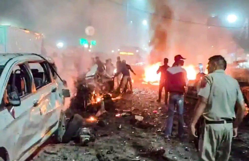 लाल किला मेट्रो स्टेशन के पास हुए कार विस्फोट में 8 लोगों की मौत और कई लोगों के घायल की ख़बर बेहद दर्दनाक एवं दुखद है।
दुख की घड़ी में अपने प्रियजनों को खोने वाले शोक संतप्त परिवारों के प्रति गहरी संवेदनाएं व्यक्त करती हूं। सभी घायलों के जल्द से जल्द स्वस्थ होने की आशा करती हूं।
