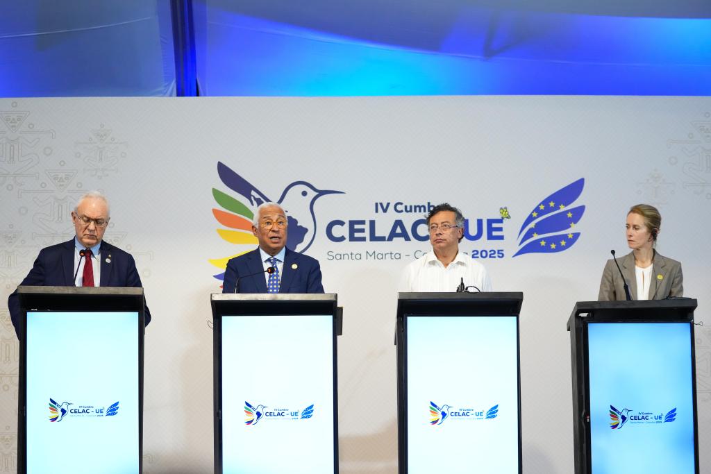 🗣️ La IV Cumbre CELAC-UE emitió una  Declaración Conjunta que exige el fin del bloqueo impuesto por Estados Unidos contra Cuba.  
Los países firmantes, también denunciaron la injusta inclusión de Cuba en la lista unilateral  de estados supuestamente patrocinadores del terrorismo.