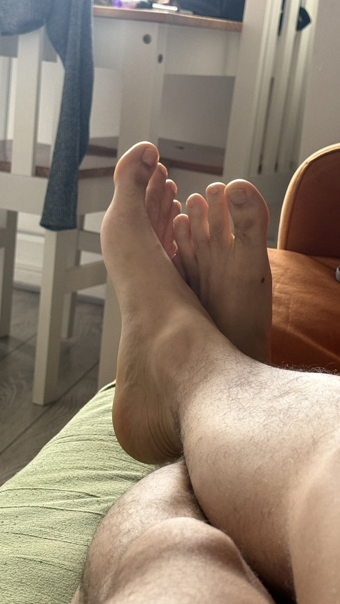 silger's tweet photo. Boy pediu foto dos meus pés e ficou babando. eu SEMPRE vi meus pés como 2 tábuas finas hahaha https://t.co/r8TvQcgQwv