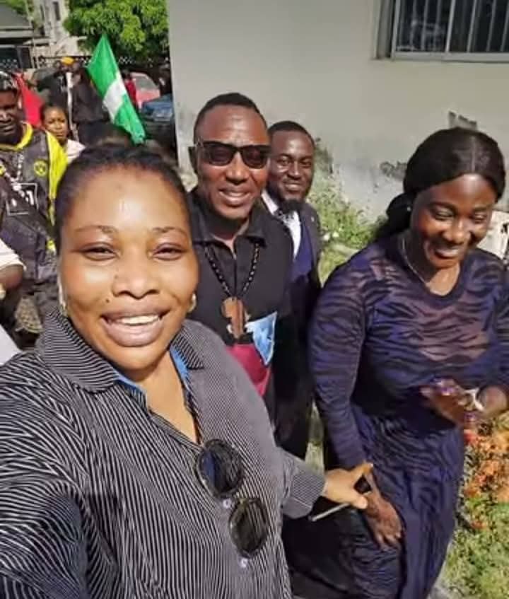 DonhenryBen's tweet photo. Sowore has secured the release of Sammywest on bail.

Sowore and Mercy Johnson seen outside the courthouse after Regina Daniel's brother was granted bail today.

Do you know Regina Daniels and her husband once used the police to arrest Sowore? Today, Sowore is fighting for the https://t.co/1jZYQC2J9w
