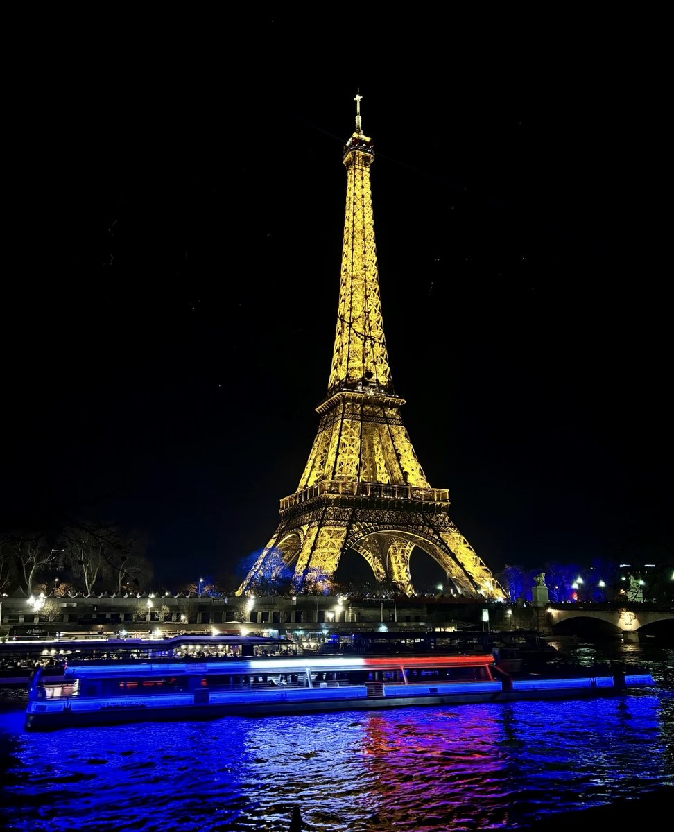 rahulbrahma's tweet image. At night in Paris, the Eiffel Tower shines with golden light, accompanied by the boat lights on the Seine, creating a romantic cityscape where time seems to stand still

#EiffelTower #ParisAtNight #CityOfLights #RomanticParis #TravelPhotography