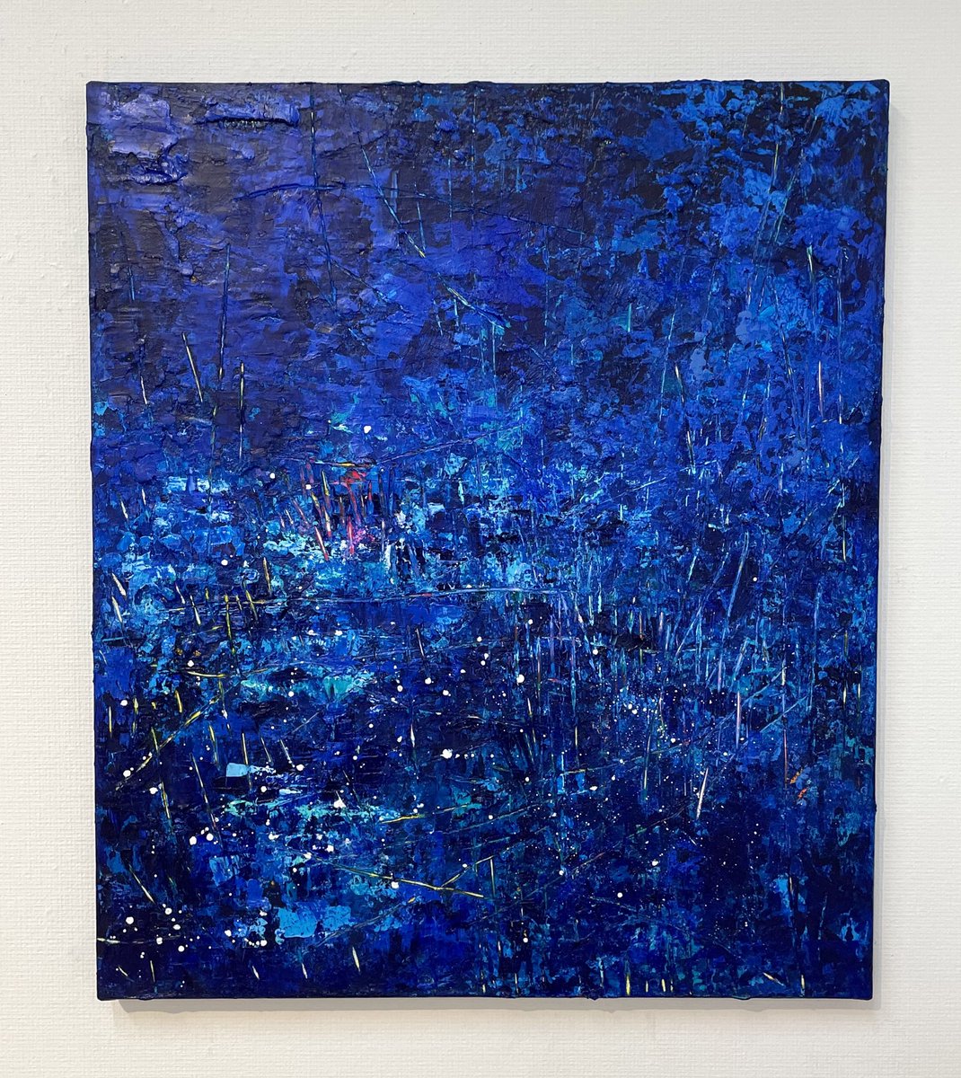 わぁ！素敵な絵✨ 青がとても綺麗で何がここにあるんだろうかと想像する