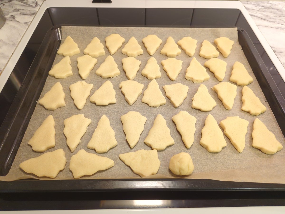 Little arrowheads...

They're actually Christmas trees, but that's what I'm like! 😁 🏹 🎯 #Shortbread