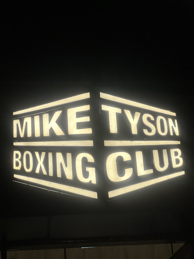 BwogiMusa's tweet image. Today i visted the champ’s gym in Riyadh #miketyson #Bwogi #smb⚡️🥊🇺🇬 #BoxingmadeBwogi #Boxing4Charity #Boxingmadein🇺🇬.