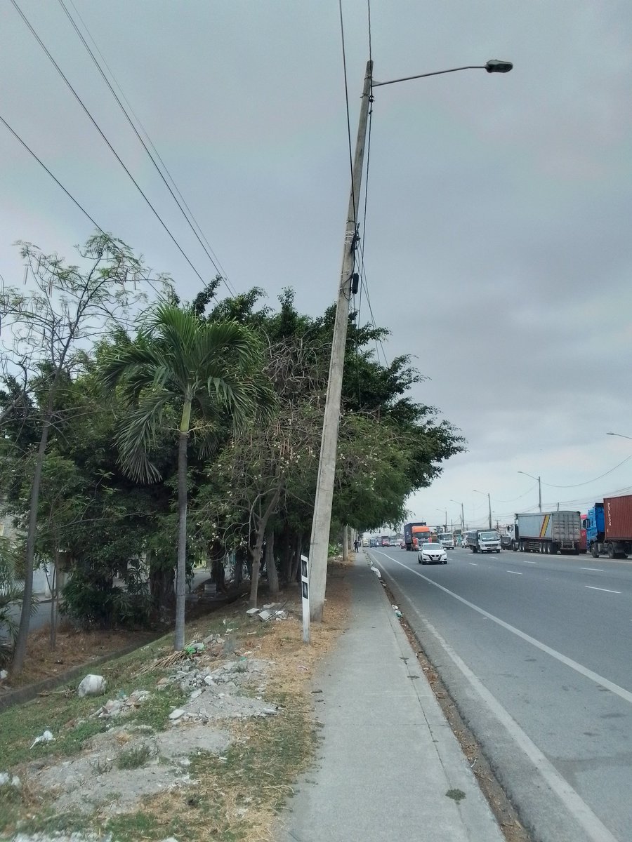 Srs <a href="/CNEL_EP/">CNEL EP</a> <a href="/servicioscnelep/">Servicios CNEL EP</a> reportamos 2 postes de alumbrado público que están a punto de caer a la altura del Km 7,5 de la via Duran -Yaguachi donde se ubican  semáforos frente Gasolinera Primax - Panorama. Los postes son  # 09027992 y el # 09027987 <a href="/PrefGuayas/">Prefectura del Guayas</a>  <a href="/ATD_Duran/">ATD Durán</a>.