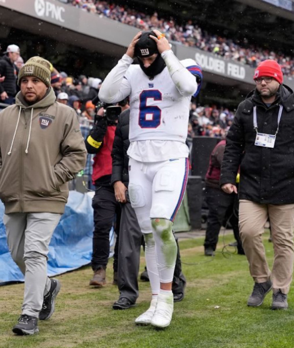 domwithablog's tweet photo. NEW POST Giants blow yet ANOTHER 4th quarter lead and lose Jaxson Dart to a concussion in the process. LINK BELOW for my game analysis and why big changes need to come soon in East Rutherford.
https://t.co/Vg17GbezTf
#domwasright #domwithablog #giants #bears #nyg #bigblue https://t.co/BbUNyfTSyM