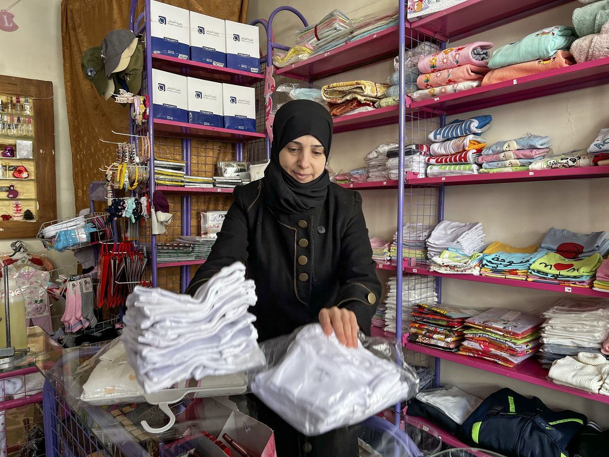 eACNUR's tweet image. De sacar a su hija de los escombros a dirigir una tienda próspera, Basheera ha transformado el dolor en fuerza.
Sueña con hacer crecer su negocio y demostrar a sus hijos que con esfuerzo, se puede.💙
#ConLosRefugiados #Empoderamiento