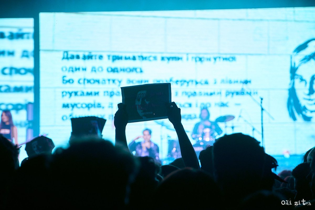 сукаааа ці кончені плакати ахаххах

дякую <a href="/OliZitch/">амбасадорка жовтого 💛</a> що зазнімкувала🙂‍↕️