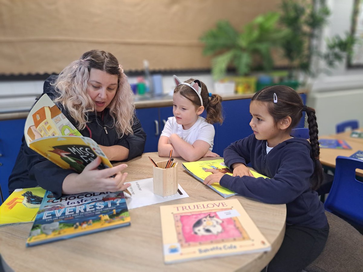 RiverleyPrimary's tweet image. From fairy tales to funny tales, families and friends filled our morning with stories at our Reading Morning. #WideHorizons #HighAchievements #ReadingMorning