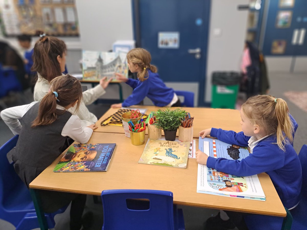 RiverleyPrimary's tweet image. From fairy tales to funny tales, families and friends filled our morning with stories at our Reading Morning. #WideHorizons #HighAchievements #ReadingMorning