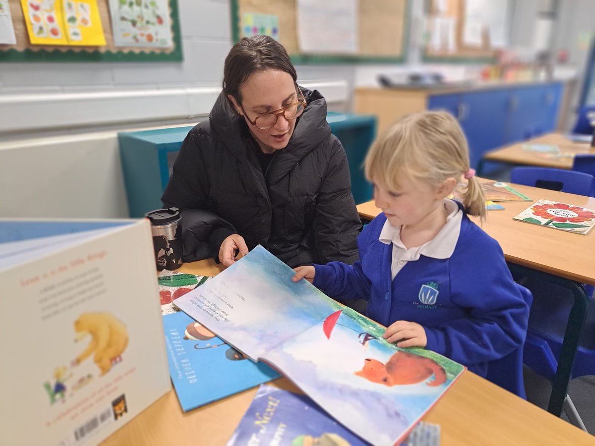 RiverleyPrimary's tweet image. From fairy tales to funny tales, families and friends filled our morning with stories at our Reading Morning. #WideHorizons #HighAchievements #ReadingMorning