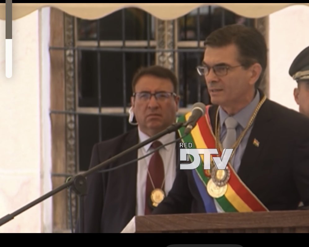 El escolta presidencial tiene más pinta de notario que de guardaespaldas. Además se lo ve tipazo.