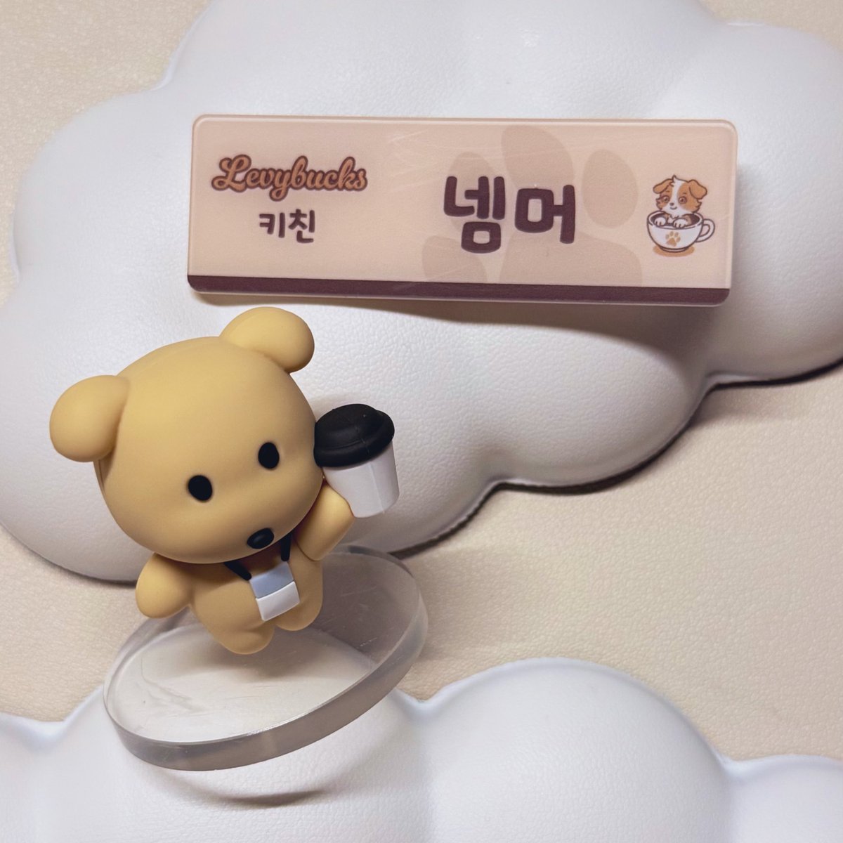 안녕하세요 레비벅스에서 키친을 맡은 넴머입니다.

허둥지둥 음료를 제조해드렸는데 
전문가가 아니라 맛이 괜찮았는지 모르겠네요.

맛있게 드셔주셨다면 다행입니다, 최대한 맛있게 만들어드리고자 노력했답니다🥲

다들 즐거운 시간 되셨기를 하는 바람입니다, 감사합니다 😙