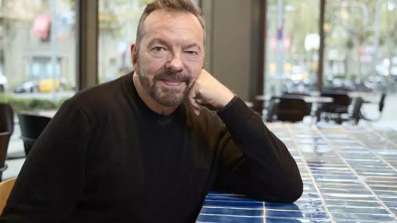 Amb 'A dos metros bajo tierra', Alan Ball es va convertir en una de les figures essencials de la renovació de la ficció televisiva

El creador i director, guanyador d'un Oscar al millor guió per 'American Beauty' ha passat per Barcelona

<a href="/apales/">Alejandra Palés Torrellas</a> 

ara.cat/media/series/n…