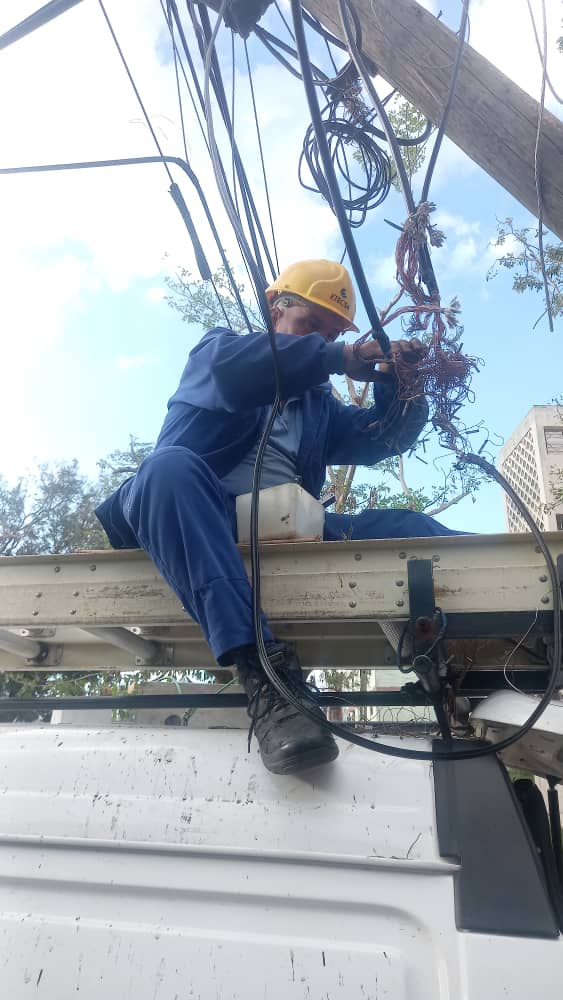 Avilacomunica's tweet photo. Entre tantas manos que hoy ayudan a #SantiagoDeCuba  a recuperarse se encuentran las de esta brigada de etecsianos avileños que no descansará hasta cumplir su noble objetivo.
#EtecsaConCuba https://t.co/u2xKNi2ibV