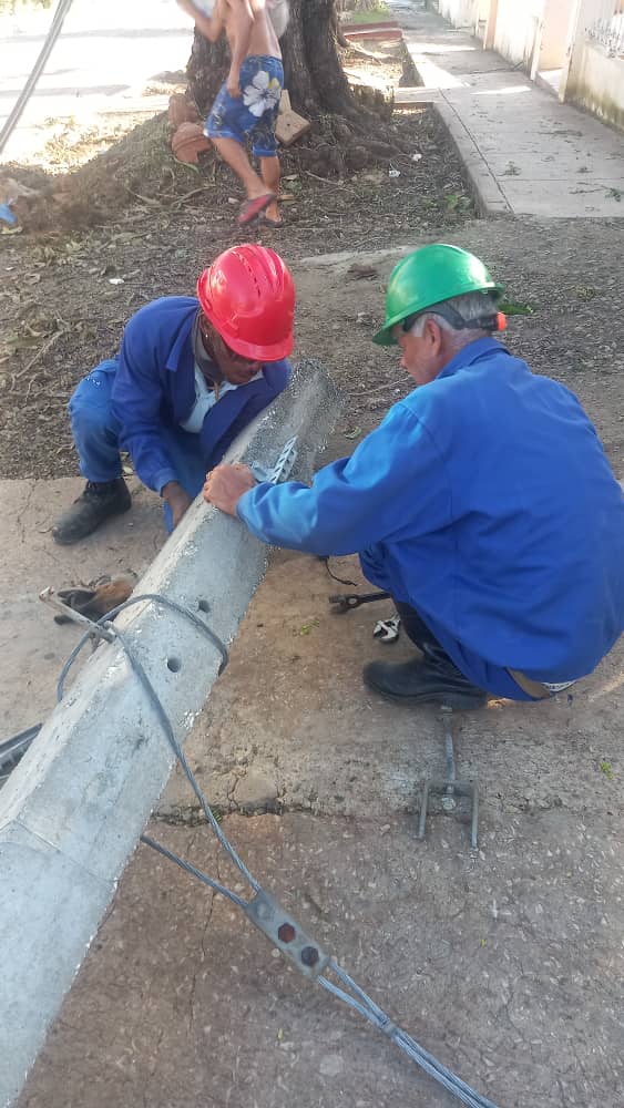 Entre tantas manos que hoy ayudan a #SantiagoDeCuba  a recuperarse se encuentran las de esta brigada de etecsianos avileños que no descansará hasta cumplir su noble objetivo.
#EtecsaConCuba