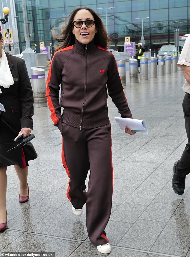 alltvukshows's tweet image. #ImACeleb Alex Scott has also been spotted at Heathrow Airport on her way to Australia after Jess Glynne was seen waving her off 🐍 #AlexScott #jessglynne