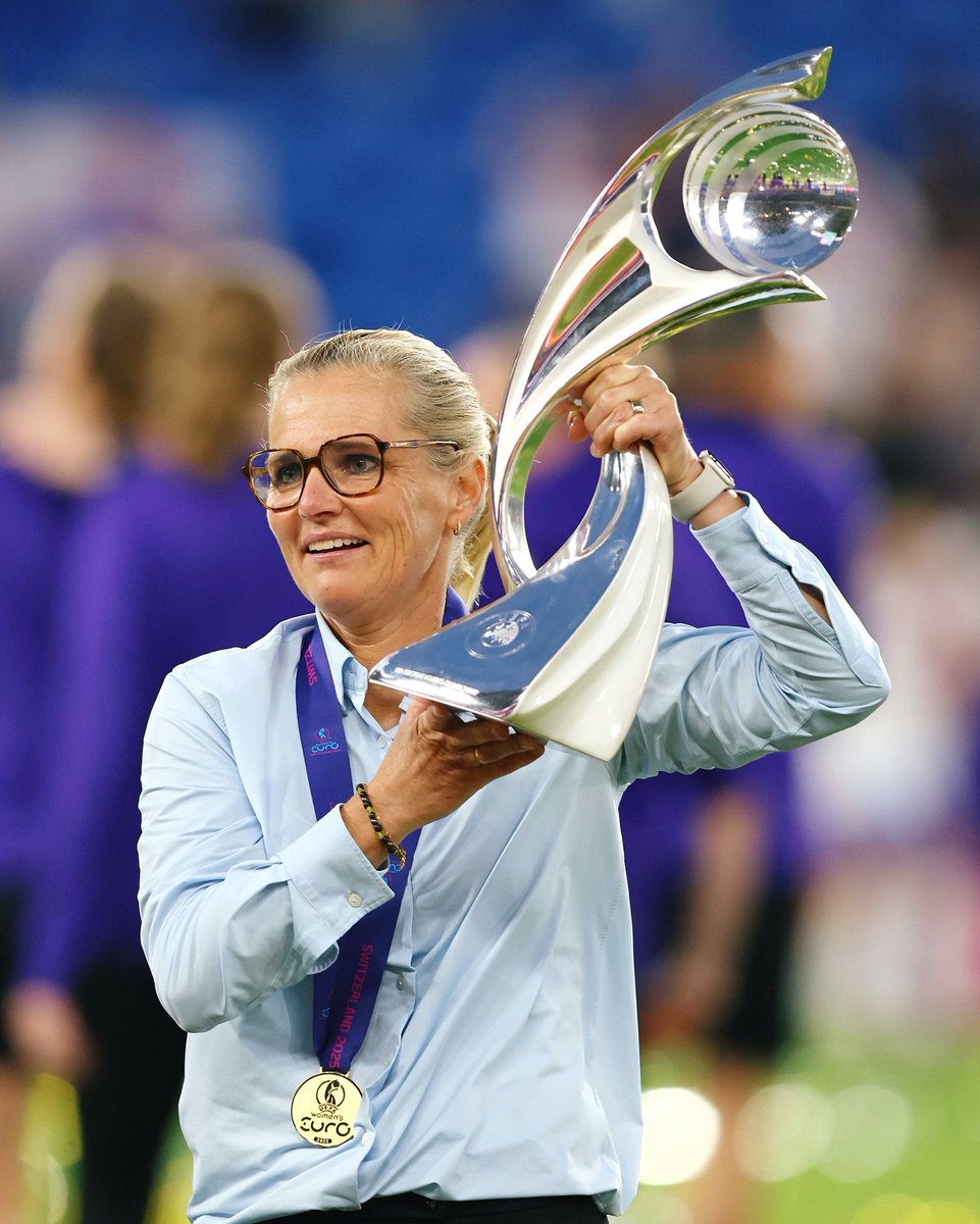 🧠🇳🇱 IMPERDIBLES estas palabras de Sarina Wiegman sobre cómo las futbolistas deben convivir con el error y cómo hay que manejarlo como entrenadora:

"Si alguien comete un error y yo la saco del campo, esa jugadora nunca volverá a tomar riesgos o hacer un sacrificio por ti.