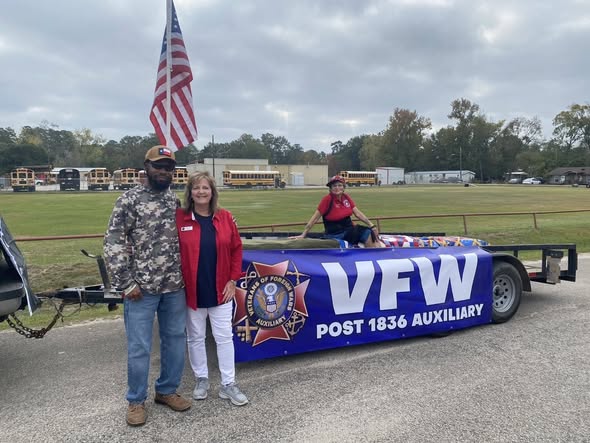CarsonForTexas's tweet image. 🇺🇸 What a wonderful day in Huntington celebrating our veterans! The Angelina County Veterans Day Parade &amp;amp; Ceremony at Centennial Park was packed!

Thank you to the American Legion for your warm hospitality and invitation to join your float! ❤️

#VeteransDay #CarsonForTexas #HD9