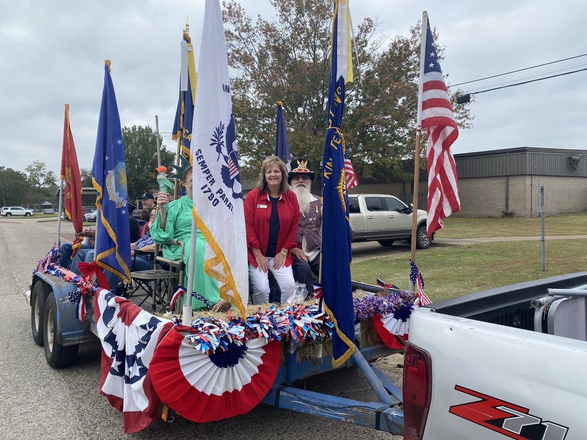 CarsonForTexas's tweet image. 🇺🇸 What a wonderful day in Huntington celebrating our veterans! The Angelina County Veterans Day Parade &amp;amp; Ceremony at Centennial Park was packed!

Thank you to the American Legion for your warm hospitality and invitation to join your float! ❤️

#VeteransDay #CarsonForTexas #HD9