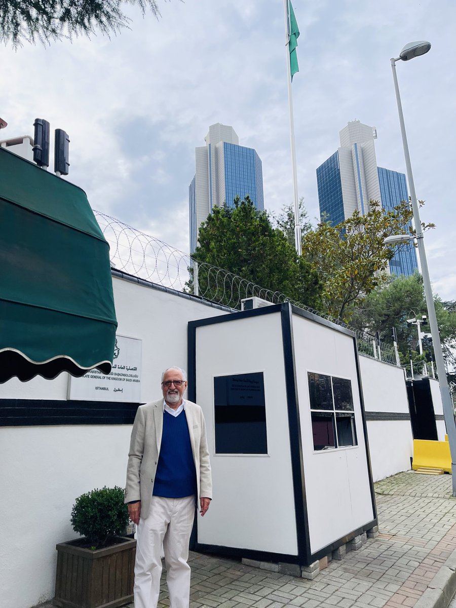 الرياض_استنبول
كم سعدت صباح اليوم بزيارة
القنصلية السعودية في استنبول
ولظرف عملي طارئ لم يتحقّق
اللقاء مع أخي سعادة القنصل
عبدالمجيد الدوسري 
والذي تكرّم عليّ مشكوراً
 بردّ زيارتي
لمكتبه بزيارتي بمقرّ سكني باستنبول
وهذا كرماً وعلوّ أخلاق
أبوماجد  بالرغم من
مسئولياته العملية وفقه