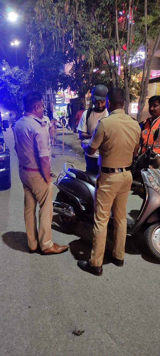 hsrlayoutps's tweet photo. 🚔 ಸಾರ್ವಜನಿಕ ಭದ್ರತೆ ದೃಷ್ಟಿಯಿಂದ HSR Layout ಪೊಲೀಸ್ ಠಾಣೆ ವ್ಯಾಪ್ತಿಯಲ್ಲಿ ಲಾಡ್ಜ್‌ಗಳು, ರೆಸ್ಟೋರೆಂಟ್‌ಗಳು ಹಾಗೂ ಅನುಮಾನಾಸ್ಪದ ವ್ಯಕ್ತಿಗಳು ಮತ್ತು ವಾಹನಗಳನ್ನು ಪರಿಶೀಲಿಸಲಾಯಿತು.
#HSRLayoutPolice #PublicSafety #BengaluruPolice #SafeCity #WeCareWeServe @DCPSEBCP @BlrCityPolice @AddlCPEast https://t.co/qHHqJwyYCI