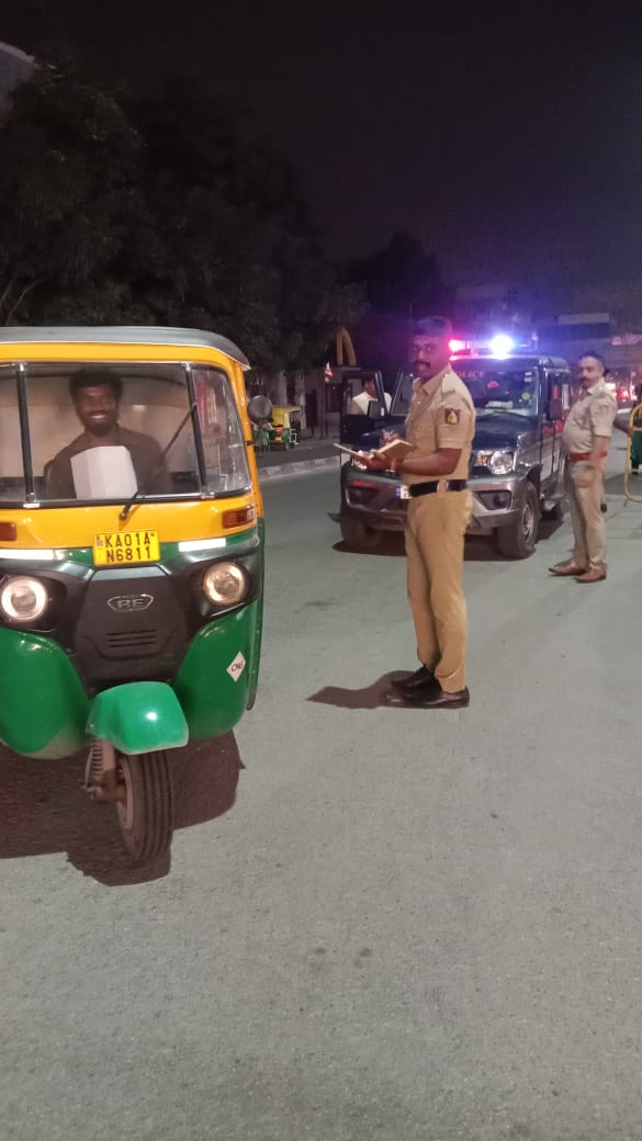 hsrlayoutps's tweet photo. 🚔 ಸಾರ್ವಜನಿಕ ಭದ್ರತೆ ದೃಷ್ಟಿಯಿಂದ HSR Layout ಪೊಲೀಸ್ ಠಾಣೆ ವ್ಯಾಪ್ತಿಯಲ್ಲಿ ಲಾಡ್ಜ್‌ಗಳು, ರೆಸ್ಟೋರೆಂಟ್‌ಗಳು ಹಾಗೂ ಅನುಮಾನಾಸ್ಪದ ವ್ಯಕ್ತಿಗಳು ಮತ್ತು ವಾಹನಗಳನ್ನು ಪರಿಶೀಲಿಸಲಾಯಿತು.
#HSRLayoutPolice #PublicSafety #BengaluruPolice #SafeCity #WeCareWeServe @DCPSEBCP @BlrCityPolice @AddlCPEast https://t.co/qHHqJwyYCI