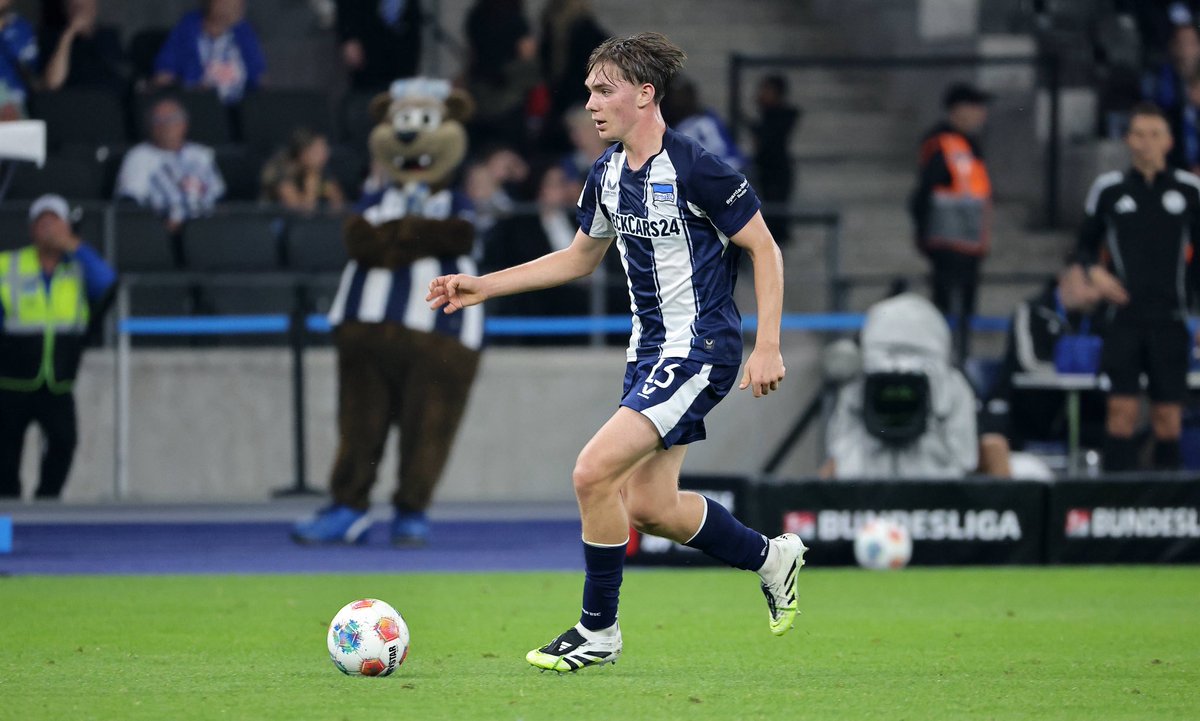 bayern_aktuell_'s tweet photo. 🚨 Herthas 16-jähriger Kennet #Eichhorn besitzt ab Sommer eine variable Ausstiegsklausel (bis ca. 10–12 Mio. €).
RB Leipzig bemüht sich stark um ihn; #Schäfer/#Baier sahen ihn gegen Kaiserslautern.
Auch Bayern u. Dortmund waren vor Ort.
@SkySportDE, @berger_pj, @Plettigoal https://t.co/CXCzkij1mL