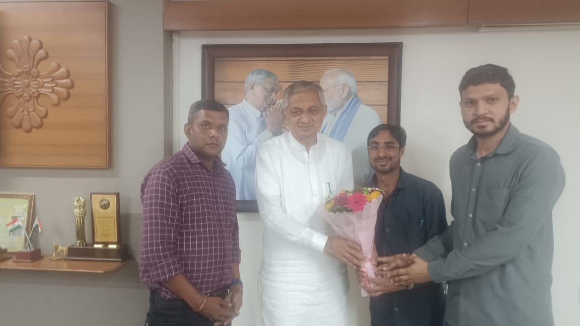 આજ રોજ કેબિનેટ મીનિસ્ટર કુંવરજીભાઈ બાવળિયા સાહેબ સાથે શુભેચ્છા મુલાકાત કરવામાં આવી..
Such a great cabinet minister in gujarat..his work very excellent..
👏👏