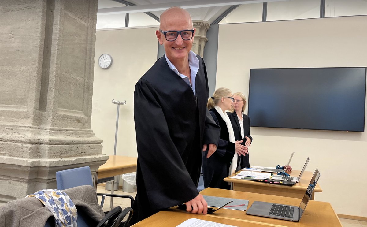 Er ist Deutschlands hartnäckigster Kämpfer gegen Schulschließungen: Seit Juni 2020 klagt der Jurist und vierfache Vater Axel Koch <a href="/DrKoch0nes/">Dr. Axel Koch</a> auf das Recht von Kindern auf Bildung und Sozialkontakte. Unter anderem vor dem Bundesverfassungsgericht und dem Europäischen Gerichtshof