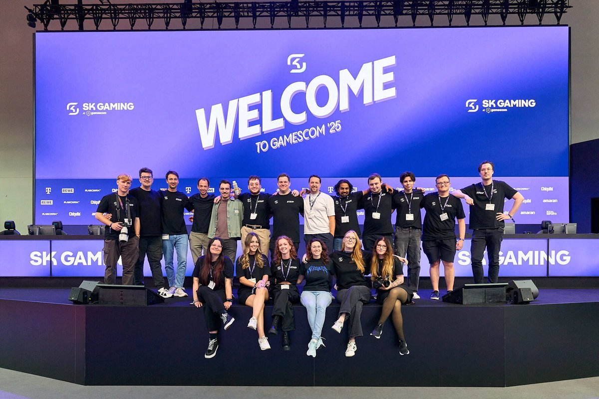 SK Emlux 🩷 tweet media