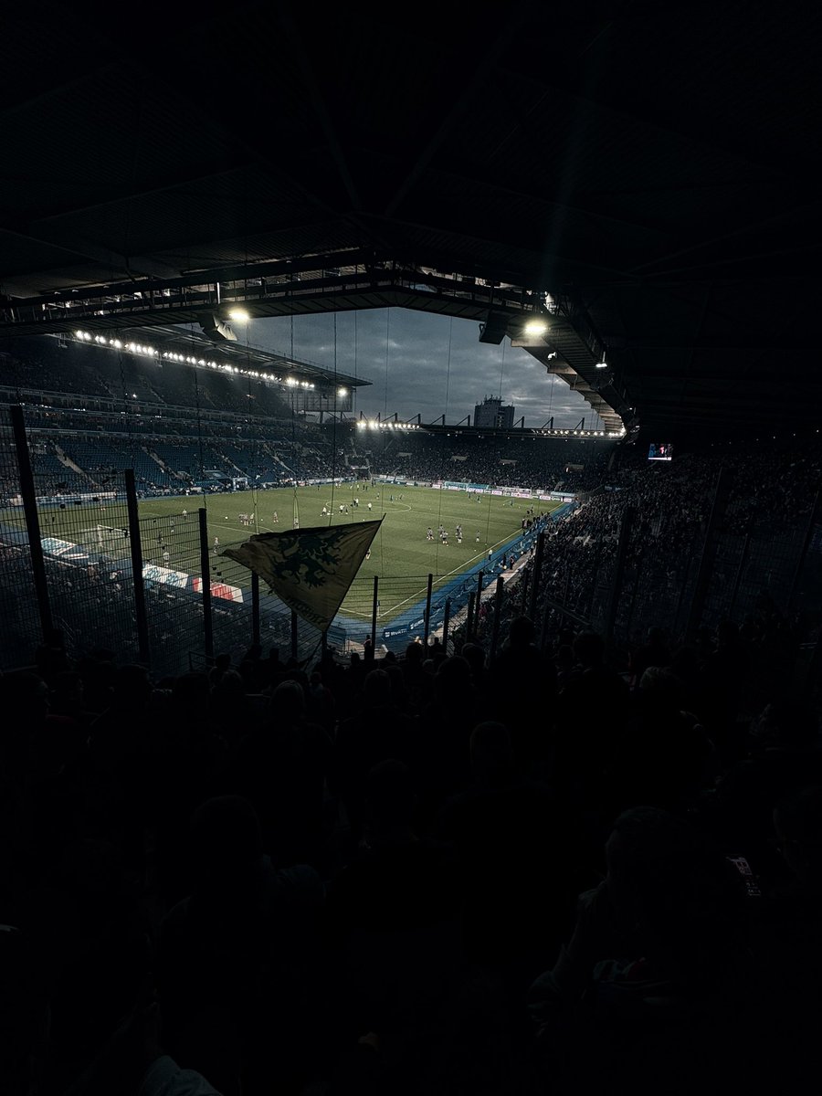 tom67679's tweet image. Malgré le déplacement chaotique en tribune, j’ai découvert un super stade, j’y retournerai avec la victoire au bout 🤞🤞

Seul point faible, le parcage est entouré de grille et de filet. 

Sinon j’ai adoré l’ambiance de Strasbourg

Mon 16e stade 🏟️⚽️
#rcsalosc