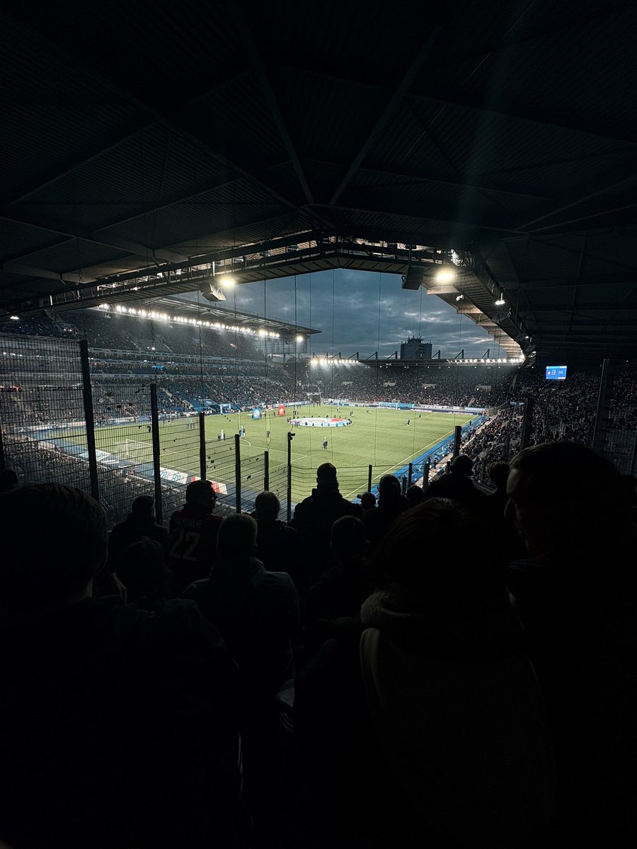 tom67679's tweet image. Malgré le déplacement chaotique en tribune, j’ai découvert un super stade, j’y retournerai avec la victoire au bout 🤞🤞

Seul point faible, le parcage est entouré de grille et de filet. 

Sinon j’ai adoré l’ambiance de Strasbourg

Mon 16e stade 🏟️⚽️
#rcsalosc