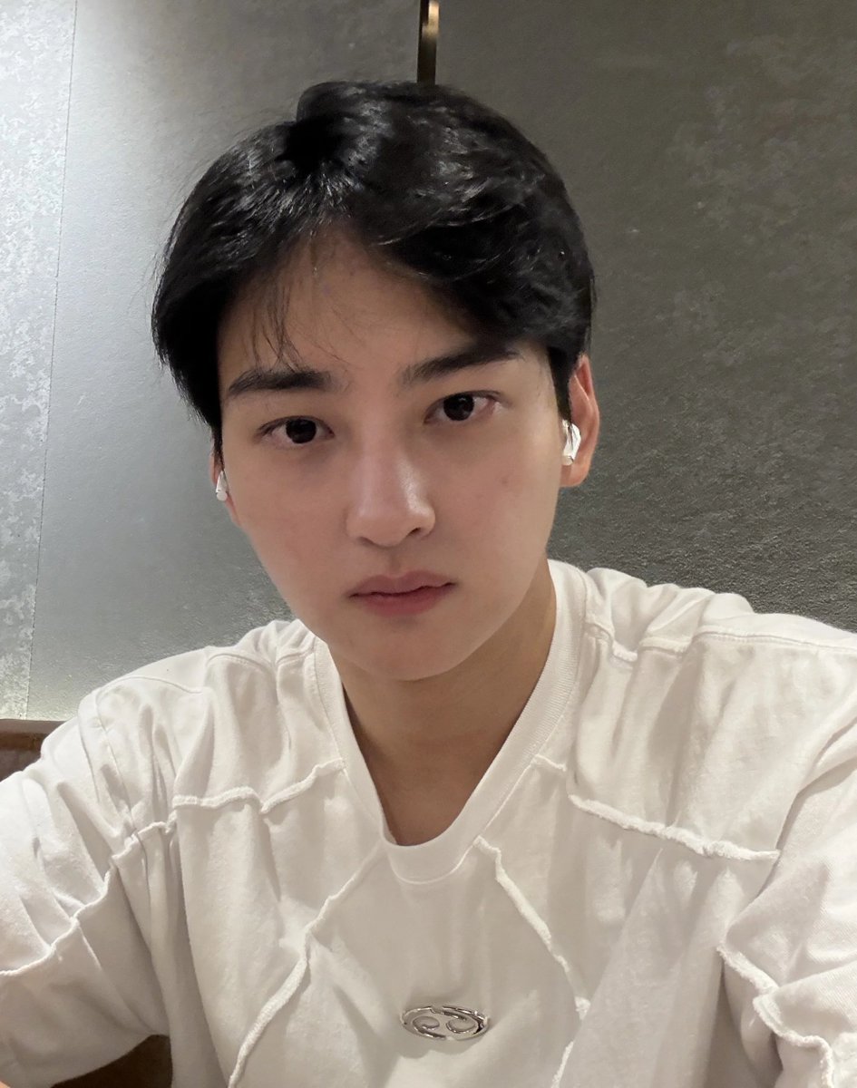 -star satu cha eunwoo aja udah bikin pusing... LAH INI ADA DUA?????!!! 😭🧎‍♀️

yang satu seleb, yang satu lagi anak IT. milih yang mana ya? 🫠