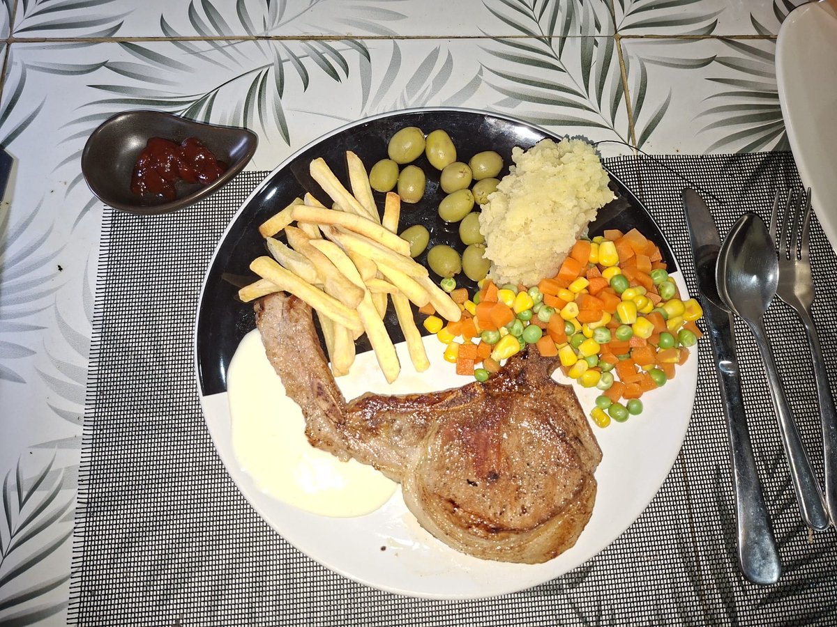 Tädäää, Vermieterin hat mal wieder für mich "gezaubert", sowas isst sie ja gar nicht...

Alles zusammen für knapp 2 Euro...

Bekommt man auch alles bei MAKRO...

Also, wie ihr seht, man muss auf nix verzichten, als Europäer in Thailand, man bekommt ALLES...

In Thailand hat sich