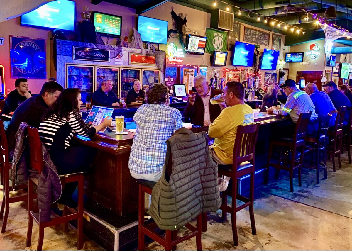TheKennyRoda's tweet photo. Join me tonight for @yuenglingbeer Time Out For Trivia at @JMalloys in Medina, kickoff is 8:15p.
Ice cold @yuengling specials, great food, trivia &amp; prizes from @BunkerHillGC #Yuengling &amp; @GreenieCards while watching Philly battle G.B.!
🏈🍺🍔🍕🥨🍻 https://t.co/9lJprv5AWy