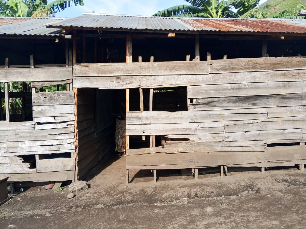 JuventaAcademy's tweet photo. Renga Primary School in Masisi territory, in DR Congo. It must be tough during this rainy season. How about we organize ourselves to help these schoolchildren protect themselves from the weather and study in good conditions? @GPforEducation
@UNICEF @FondationLONA_ https://t.co/XGbNKZr2St
