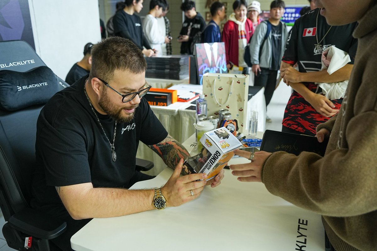 Still buzzing from this weekend…truly an unforgettable experience ❤️!

I hosted two fan meetings in Shanghai &amp; Chengdu🇨🇳 to celebrate the launch of my first mousepad from the BanKs Collection called the “Heavy Claw” in collaboration with <a href="/EspTiger_Global/">EspTiger 竞虎</a> 🐯!

It was great to