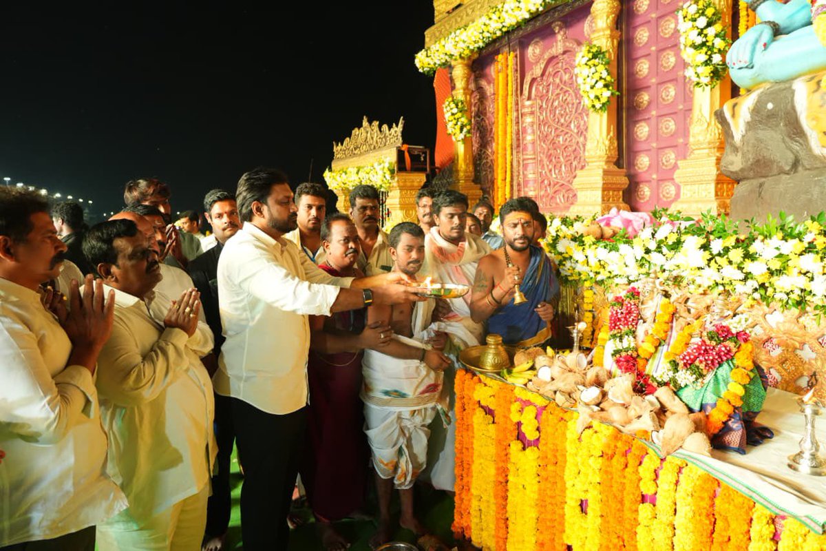 Adireddy_Vasu's tweet image. గోదావరి గట్టున కోటిలింగాలరేవులో పంతం సత్యనారాయణ చారిటబుల్ ట్రస్ట్ ఆధ్వర్యంలో జరిగిన కోటి దీపోత్సవం వేడుకకు హాజరై దీపాలను వెలిగించడం జరిగింది. దీపపు కాంతుల్లో గోదావరి ఒడ్డు నూతన రూపు సంతరించుకుంది.  

#KarthikaMasam
#karthikadeepam
#godavari
#RajahmundryCity
#AndhraPradesh