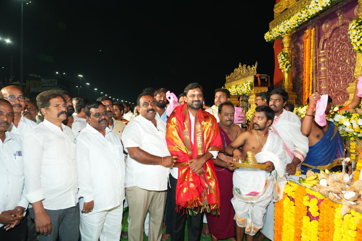 Adireddy_Vasu's tweet image. గోదావరి గట్టున కోటిలింగాలరేవులో పంతం సత్యనారాయణ చారిటబుల్ ట్రస్ట్ ఆధ్వర్యంలో జరిగిన కోటి దీపోత్సవం వేడుకకు హాజరై దీపాలను వెలిగించడం జరిగింది. దీపపు కాంతుల్లో గోదావరి ఒడ్డు నూతన రూపు సంతరించుకుంది.  

#KarthikaMasam
#karthikadeepam
#godavari
#RajahmundryCity
#AndhraPradesh