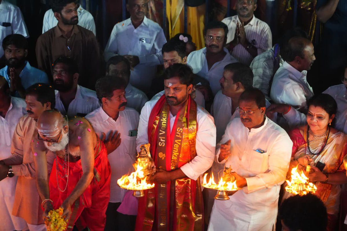 Adireddy_Vasu's tweet image. గోదావరి గట్టున కోటిలింగాలరేవులో పంతం సత్యనారాయణ చారిటబుల్ ట్రస్ట్ ఆధ్వర్యంలో జరిగిన కోటి దీపోత్సవం వేడుకకు హాజరై దీపాలను వెలిగించడం జరిగింది. దీపపు కాంతుల్లో గోదావరి ఒడ్డు నూతన రూపు సంతరించుకుంది.  

#KarthikaMasam
#karthikadeepam
#godavari
#RajahmundryCity
#AndhraPradesh