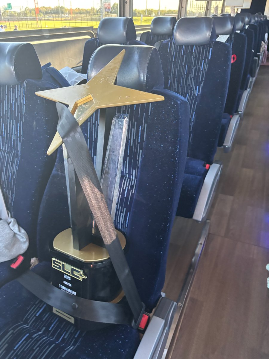 Trophy: secured. Literally.🏆🐾

#ConferenceChamps #DawgsUp #NCAA