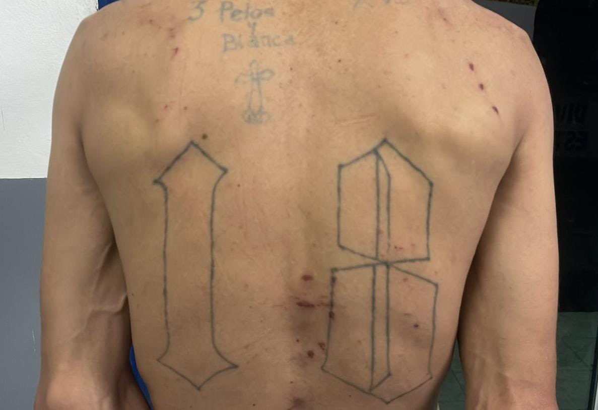 Manuel de Jesús Palma Chamul, alias Tres Pelos, pandillero de la 18S, fue capturado en Guatemala y entregado a El Salvador. Tras años delinquiendo en Izalco, ahora enfrentará la justicia por agrupaciones ilícitas. ⚖️ #GuerraContraPandillas