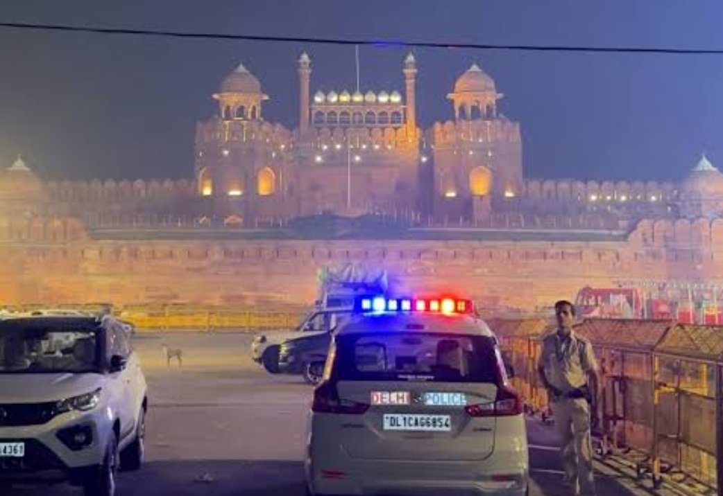जिसने लाल किले पर हमला किया, उसने हर भारतीय के दिल पर वार किया है।अब तक 8 लोगों की मौत की पुष्टि हुई है और कई लोग गंभीर रूप से घायल हैं देश  का कानून व्यवस्था ठीक न होने के करण देश के सीने पर वार दुश्मनों ने करा है ऐसे बुरे समय में हम देश के साथ खड़े हैं