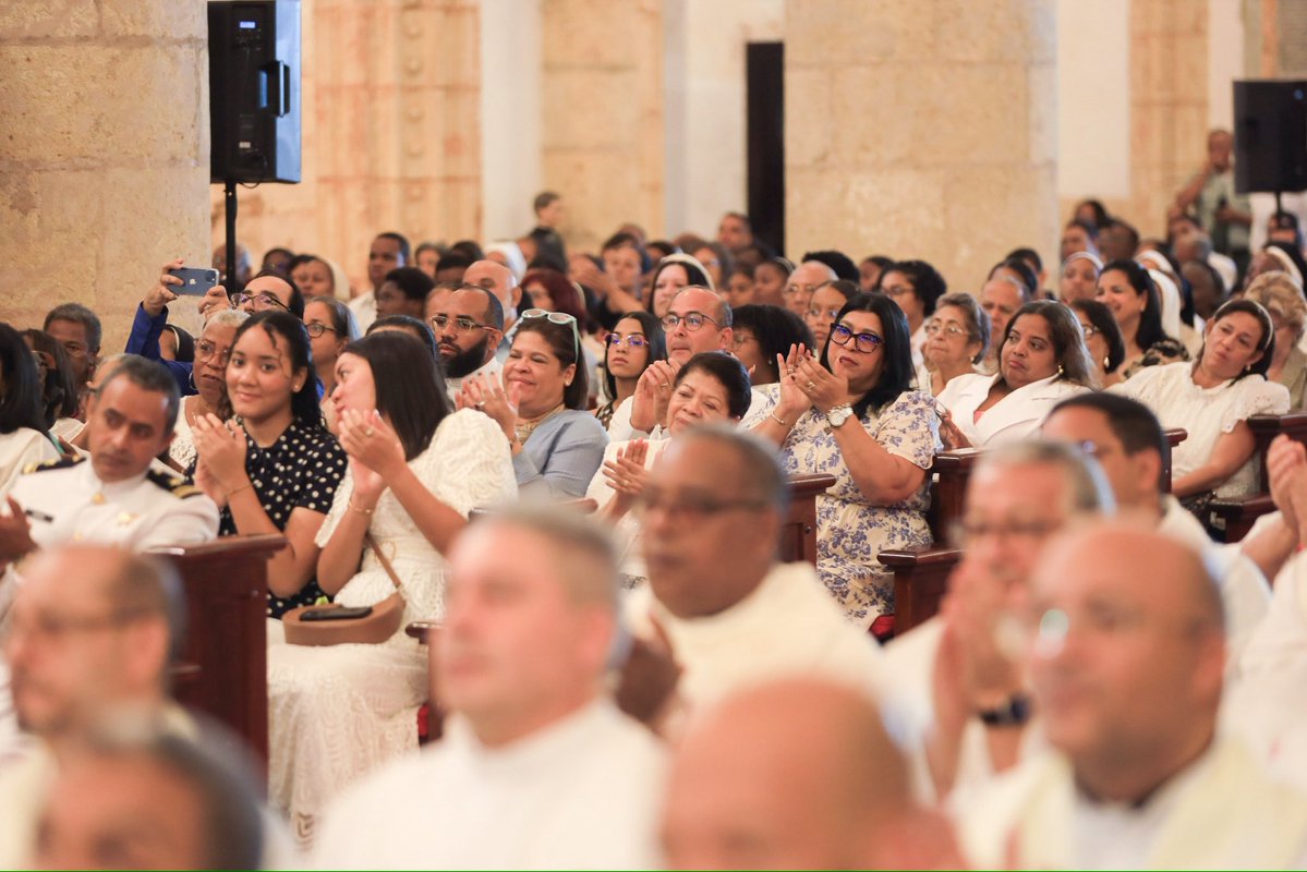 ViceRDo's tweet image. La vicepresidenta @RaquelPenaVice participó en la ceremonia de Toma de Posesión Canónica de S.E.R. Mons. Carlos Tomás Morel Diplán, nombrado por Su Santidad el Papa León XIV como Arzobispo Coadjutor de la Arquidiócesis de Santo Domingo.

#RaquelPeña
#VicepresidenciaRD