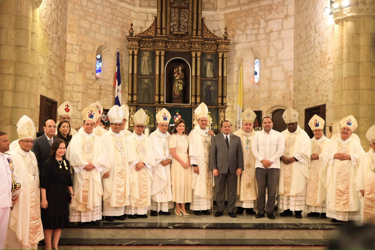 ViceRDo's tweet image. La vicepresidenta @RaquelPenaVice participó en la ceremonia de Toma de Posesión Canónica de S.E.R. Mons. Carlos Tomás Morel Diplán, nombrado por Su Santidad el Papa León XIV como Arzobispo Coadjutor de la Arquidiócesis de Santo Domingo.

#RaquelPeña
#VicepresidenciaRD