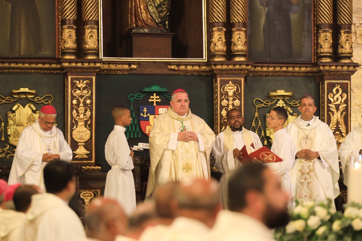 ViceRDo's tweet image. La vicepresidenta @RaquelPenaVice participó en la ceremonia de Toma de Posesión Canónica de S.E.R. Mons. Carlos Tomás Morel Diplán, nombrado por Su Santidad el Papa León XIV como Arzobispo Coadjutor de la Arquidiócesis de Santo Domingo.

#RaquelPeña
#VicepresidenciaRD