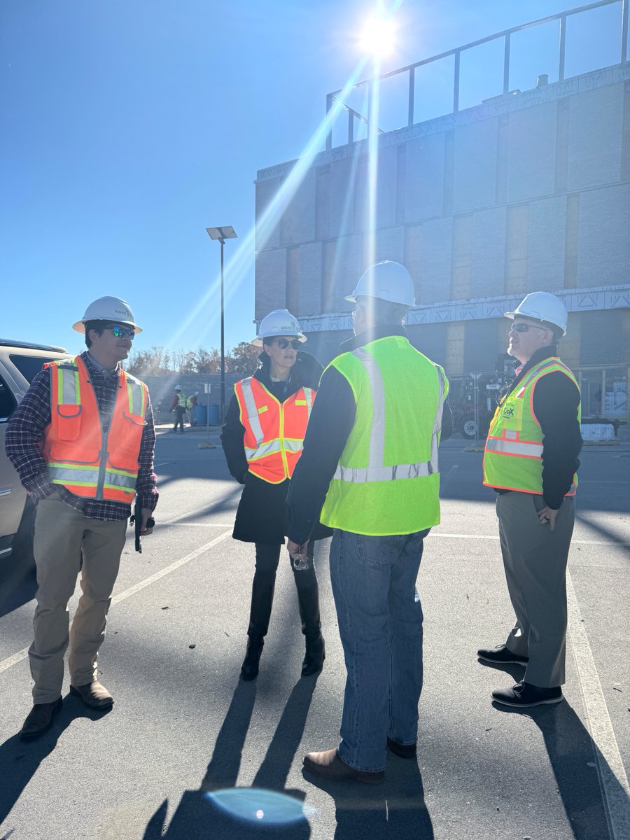 waketechcc's tweet image. TOUR MODE: This morning @waketechprez braved the crisp air at the Eastern Wake Campus… and got an update on the Advanced Technology Center. Big things coming. #WakeTech #Innovation #CampusUpdate